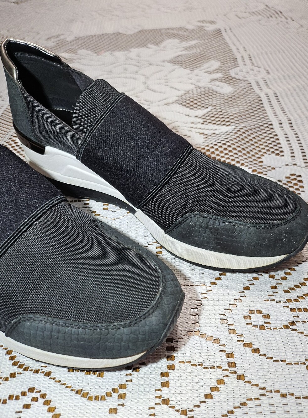 Michael Kors Women’s Size 10 Black Wedge Sneakers Snake Embossed Slip On - Picture 2 of 9